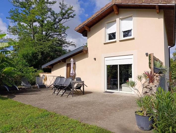 Gîte pour 5 personnes, avec Terrasse ainsi que Jardin et Vue à Charnoz-sur-Ain