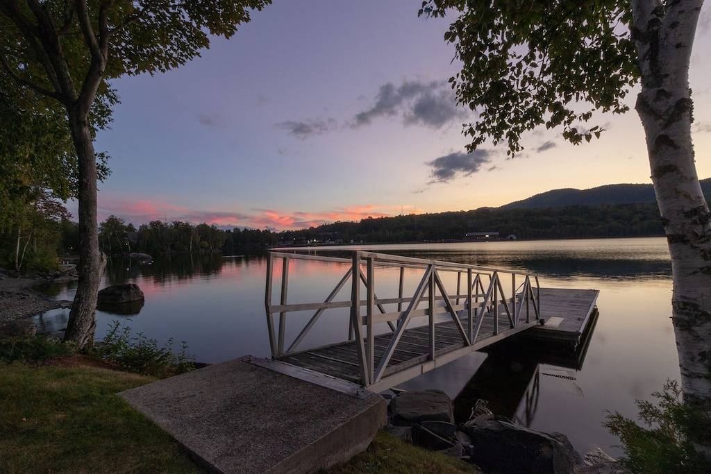 Lakeside Lodge mit herrlichem Blick auf das Wasser, abgeschirmte Veranda, Dock & Feuerstelle in Greenville (ME), Moosehead Lake
