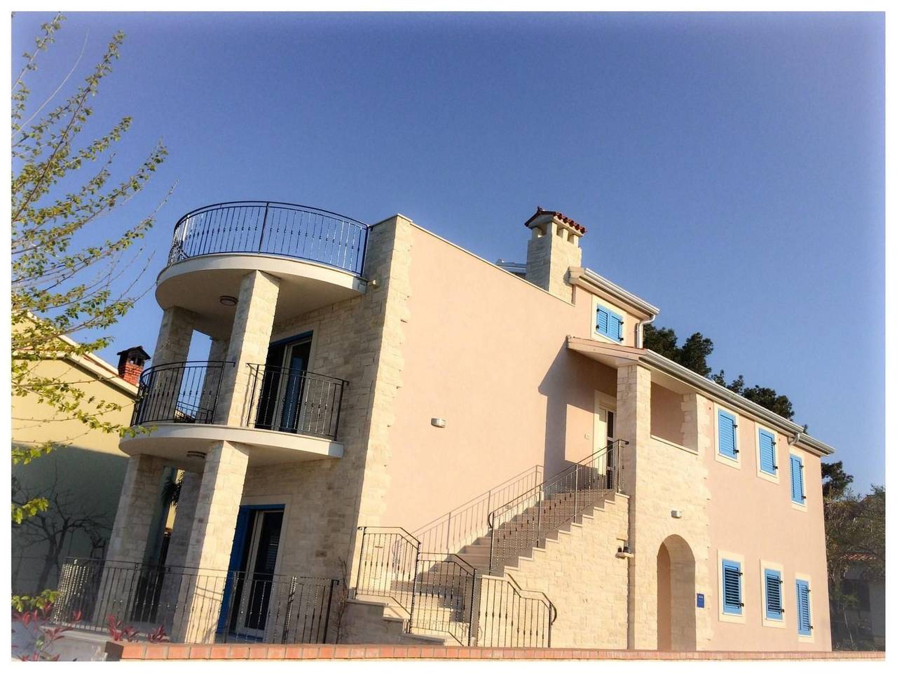 Ganze Wohnung, Moderne Ferienwohnung mit Terrasse nah am Strand in Lovrecica, Umag und Umgebung