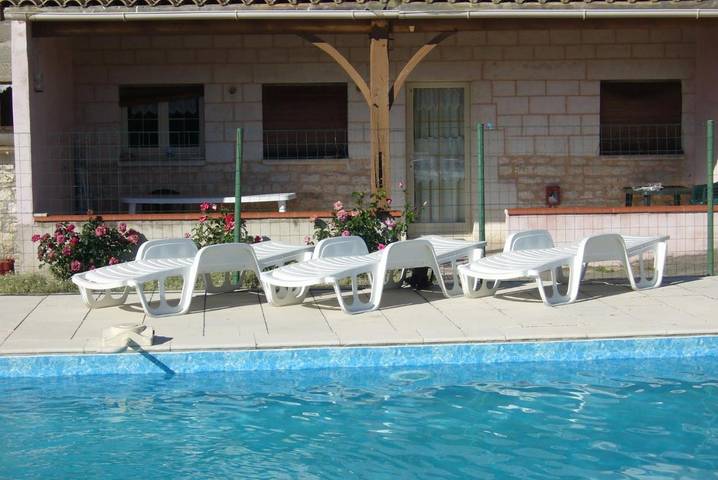 Location de vacances pour 9 personnes, avec piscine et bassin pour enfant ainsi que jardin et vue à Saint-Laurent-Lolmie