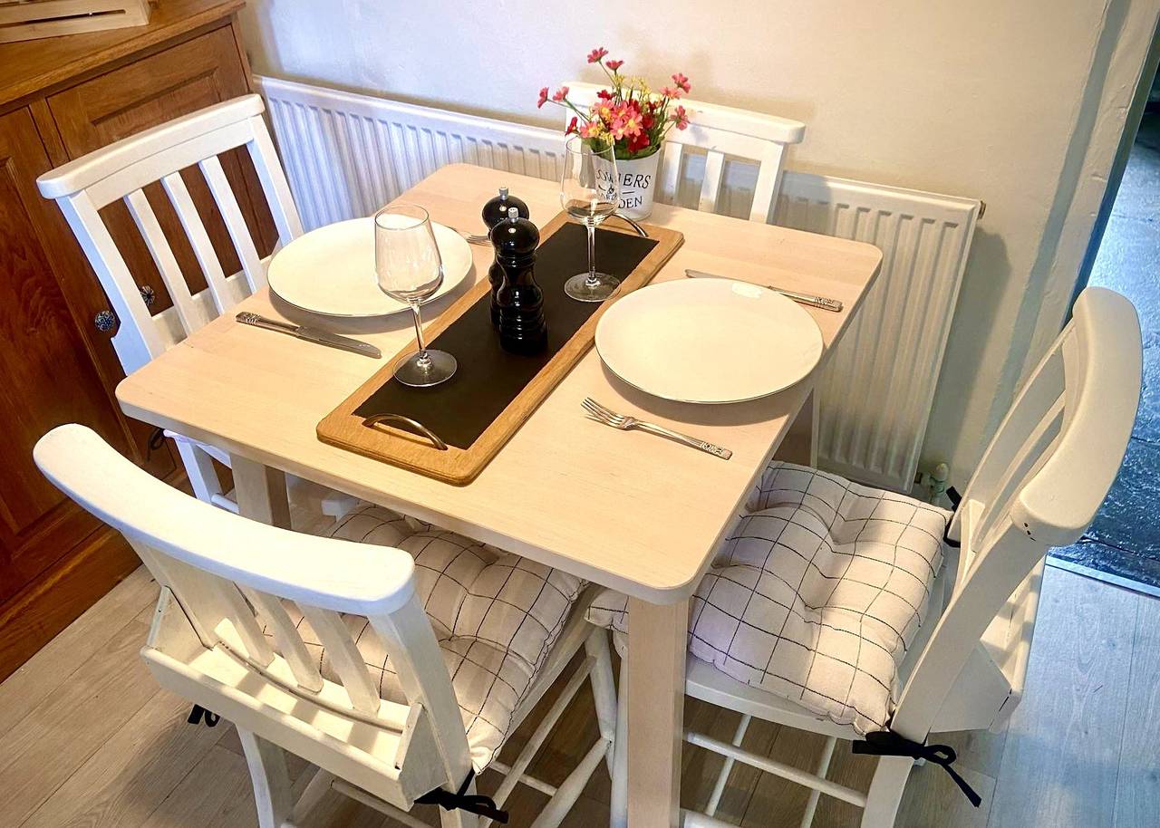 18th Century Cosy Cottage with Stunning Views in Warwickshire