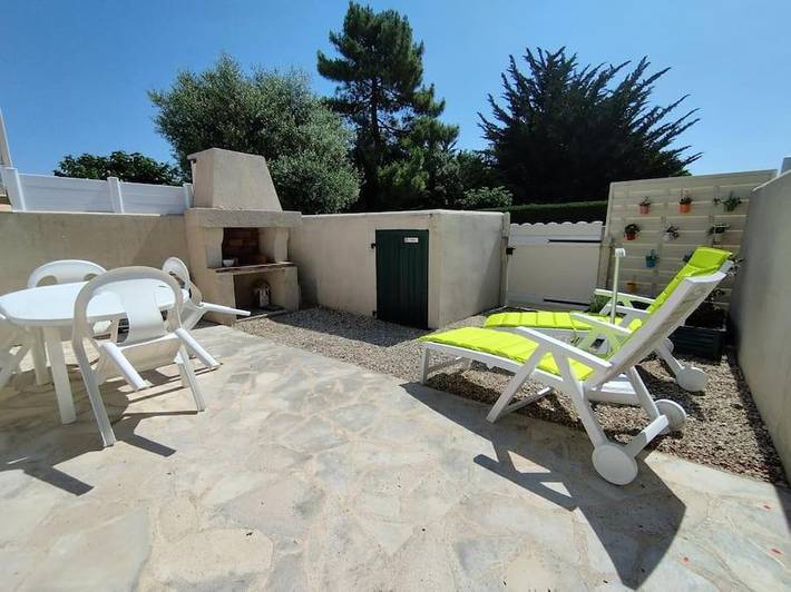 Gîte pour 4 personnes, avec Terrasse ainsi que Jardin et Piscine dans Plage des Huttes - 2