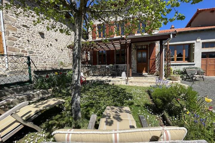 Gîte pour 6 personnes, avec jardin à Laprugne