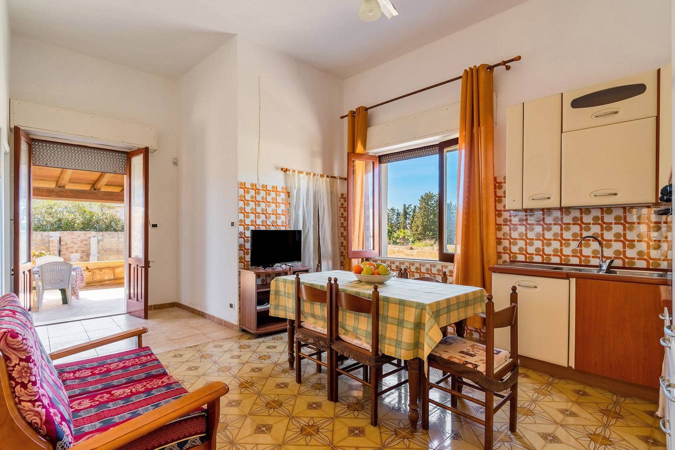 Appartamento intero, Appartamento 'Aurora's' con terrazza privata, giardino privato e aria condizionata in Racale, Golfo di Taranto