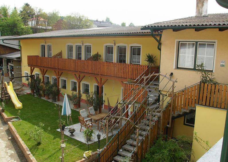 Weingut Zur Schlafmütze Fam. Parth - Ferienwohnung L.Berg (46qm) mit Balkon und Küchenzeile in Gemeinde Herrnbaumgarten, Weinviertel