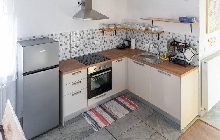 Reizende 2-Zimmer-Wohnung in der Nähe des Flusses Lika mit Pool und Parkplatz in Gospitsch, Lika-Senj