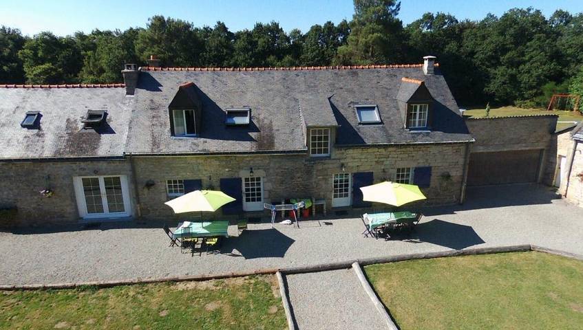 Location de vacances pour 6 personnes, avec piscine ainsi que vue et jardin, adapté aux familles à Malguénac - 2