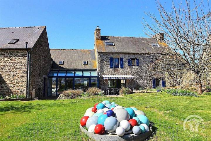 Gîte pour 12 personnes, avec Terrasse et Jardin à Jugon-les-Lacs