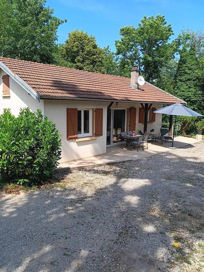 Gîte pour 4 personnes, avec Terrasse ainsi que Jardin et Vue à Doucier