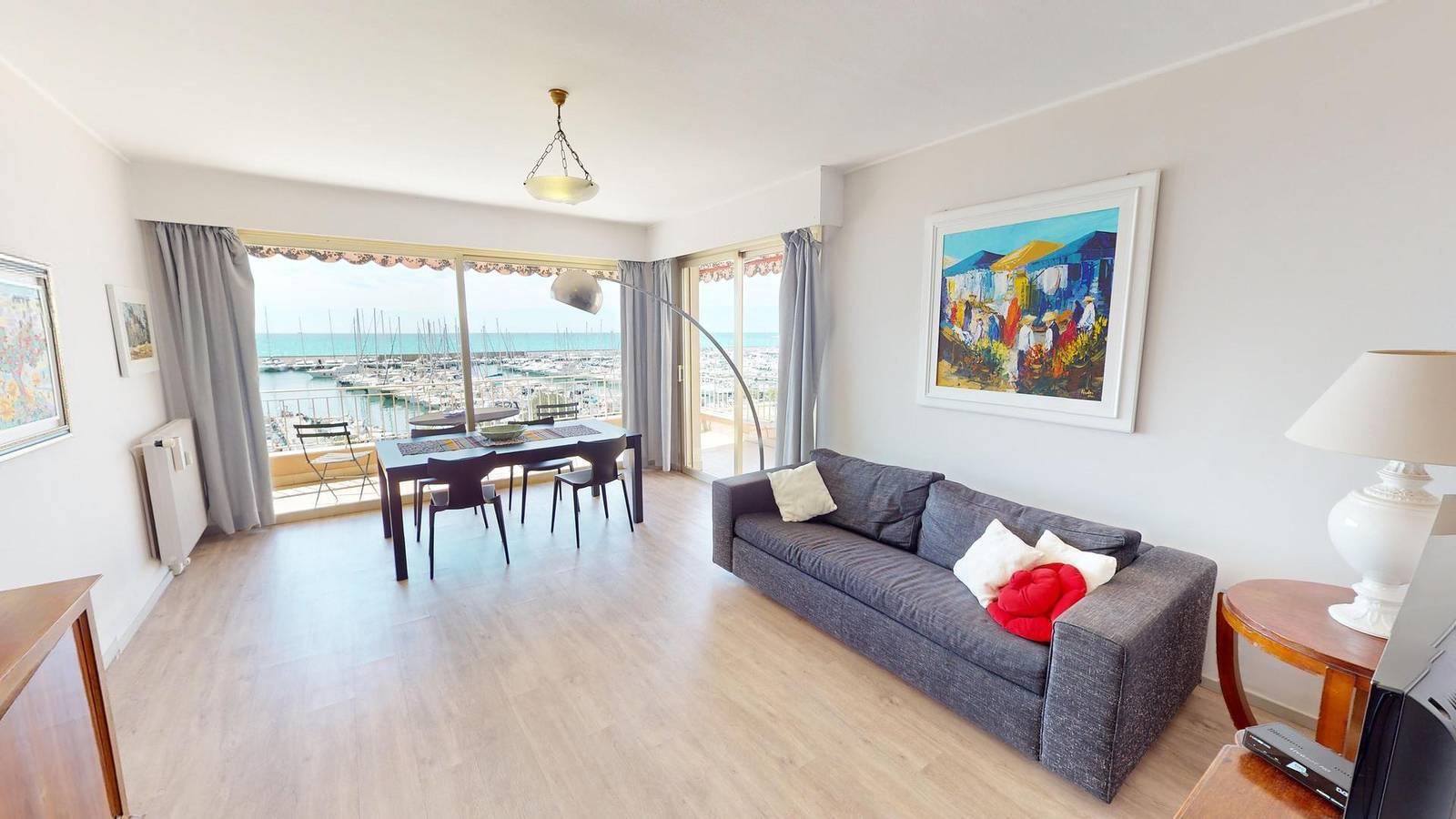 Entire holiday apartment, Giotto - Beautiful and spacious 2-room apartment facing the sea with terrace (46Gp) in Menton, Nice region