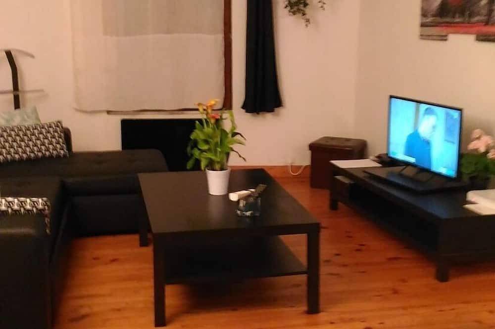 Appartement entier, Studio traversant 33 m2 au 1er étage in Meudon, Hauts-de-Seine