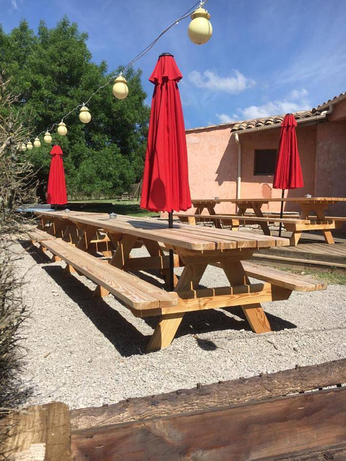 Location de vacances pour 32 personnes, avec vue ainsi que piscine et jardin, animaux acceptés à Rogue