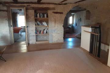 Gîte pour 6 personnes, avec terrasse et jardin, animaux acceptés à Puyjourdes