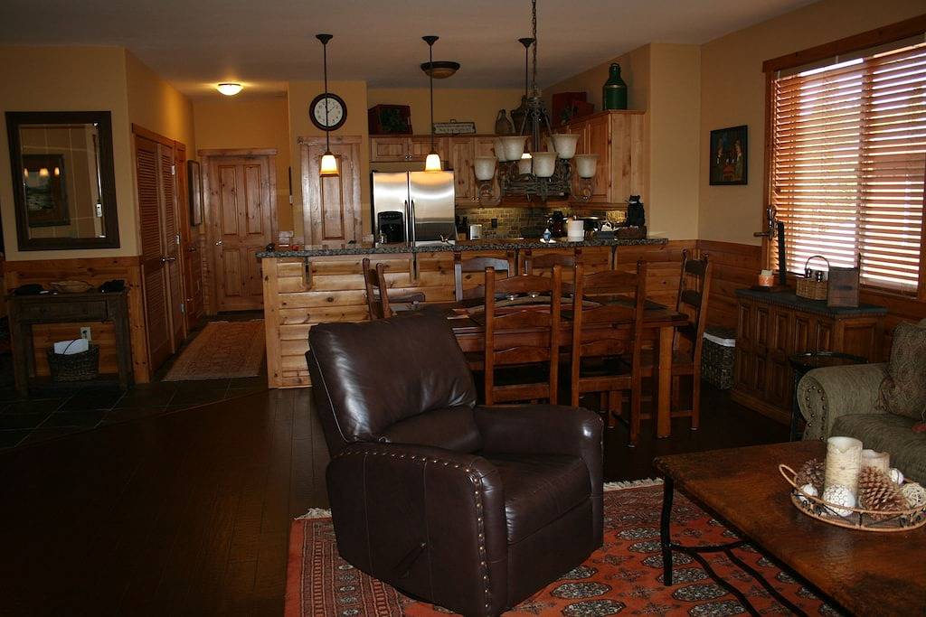 Ganze Wohnung, In unmittelbarer Nähe zum Squaw, Alpine, Northstar mit späten Sonntag Check-Out im Winter in Truckee, Donner Lake