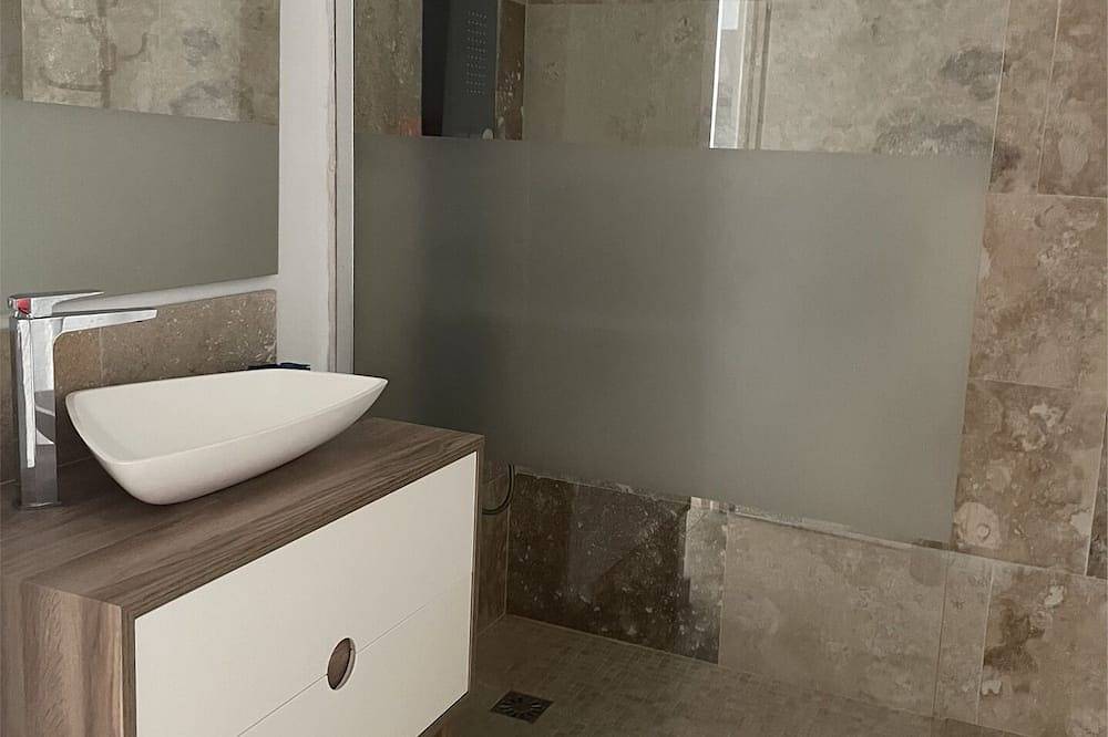 Appartamento intero, Comfortable apartment with courtyard close to the center and beach. in Saintes-Maries-de-la-Mer, Arles e dintorni