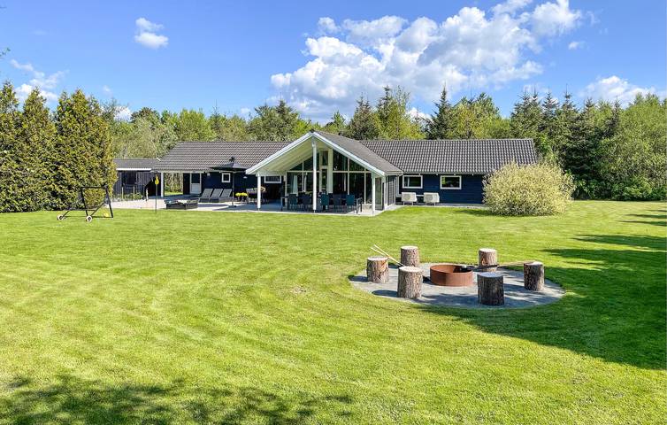 Ferienhaus für 14 Personen, mit Sauna und Whirlpool sowie Terrasse, mit Haustier in Lolland-Falster