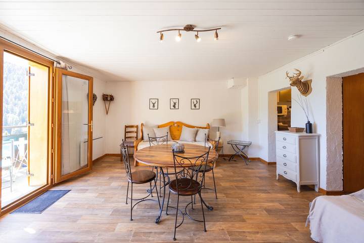 Appartement entier, Appartement « Les Cerfs » avec vue montagne, balcon et Wi-Fi in Aillon-le-Jeune, Région de Chambéry