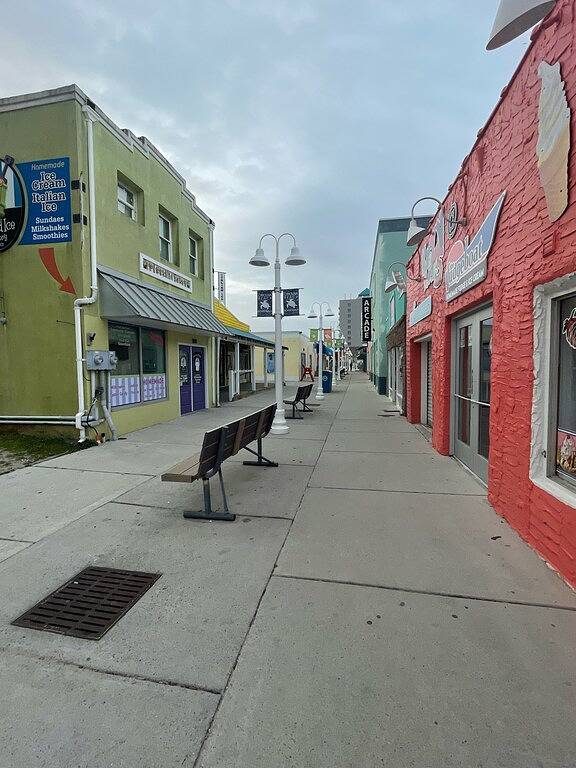 Ganze Wohnung, Pet-friendly guest suite. Private fenced yard. 2 min walk to beach. in Carolina Beach, Pleasure Island