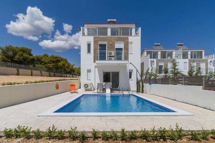 Vacation rental for 4 people, with Balcony and Terrace as well as Yard and Pool in Corinth