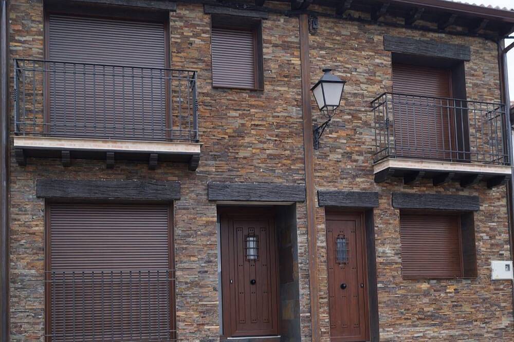 Apartamento entero, Puente viejo de Buitrago Casa Enebro in Buitrago del Lozoya, Provincia de Madrid