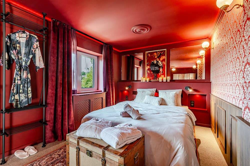 Entire apartment, Love Room La Courtisane – Spa on 40 m² Terrace – Love Room Alsace 67 in Niederbronn-les-Bains, Nordelsass