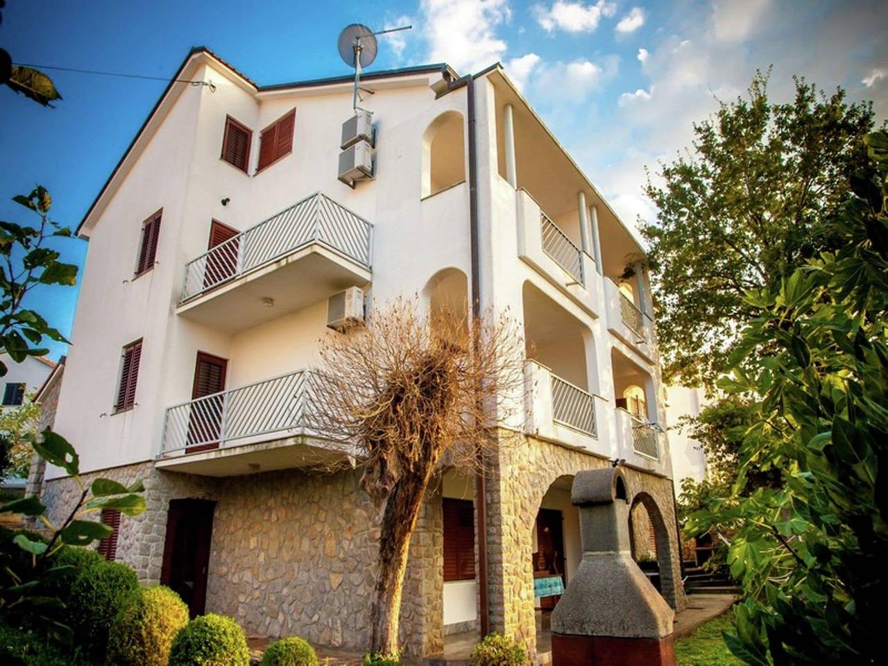 Apartamento entero, Apartamento en Croacia con terraza y vistas in Milcetici, Krk (isla)