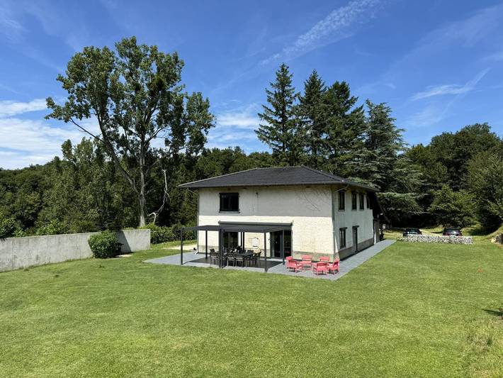 Gîte pour 12 personnes, avec piscine ainsi que terrasse et jardin