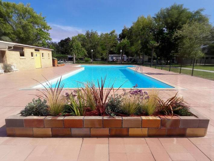 Camping pour 4 personnes, avec Terrasse et Jardin ainsi que Bassin pour enfant et Piscine