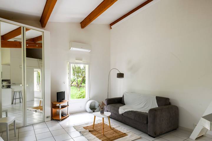 Gîte pour 2 personnes, avec piscine ainsi que jardin et terrasse à Nîmes - 3