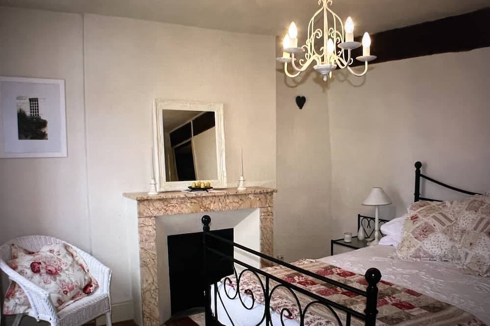 Spacious, light & airy, Romantic village home set off Monflanquin Village Square in Monflanquin, Región de Villeneuve-sur-Lot