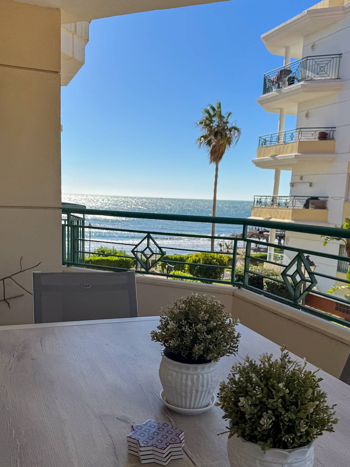 Entire apartment, Apartment 'Club Oasis' with Sea View, Wi-Fi and Air Conditioning in Torrox Costa, Torrox