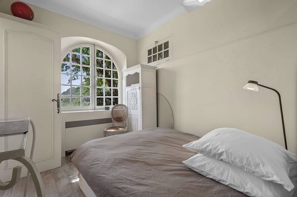 Mas provençal with swimming pool on 3 hectares of terraced land. Pets welcome in Cabris, Mittelmeerküste (Frankreich)