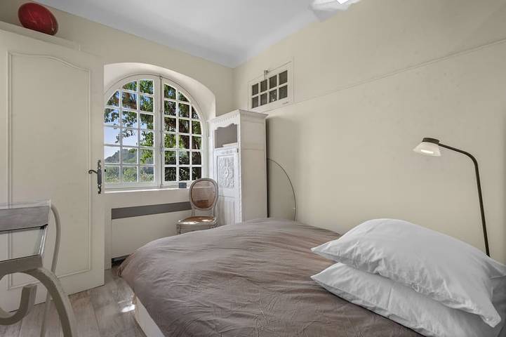 Mas provençal with swimming pool on 3 hectares of terraced land. Pets welcome in Cabris, Mittelmeerküste (Frankreich)