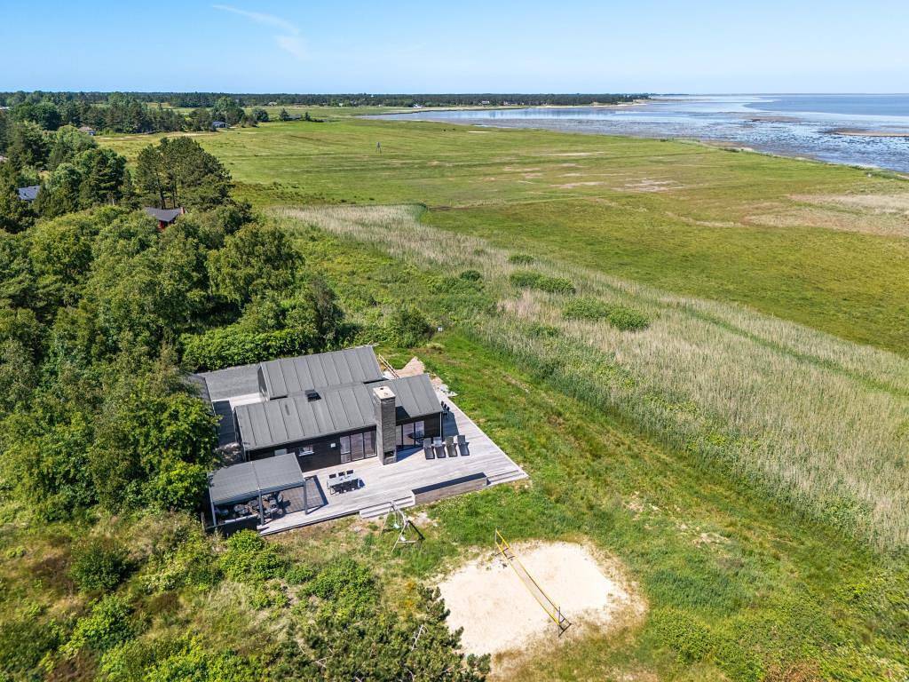 Exklusives Ferienhaus mit Meeresblick, Außen- Whirlpool und Sauna in Sønderstrand, Tagholm