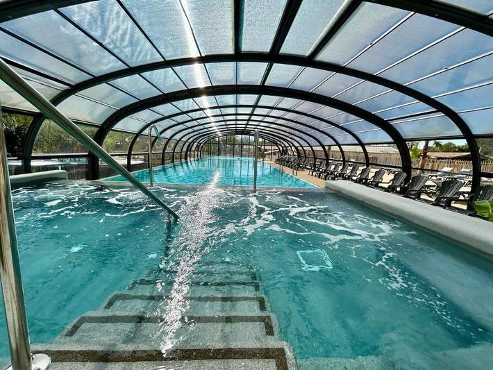 Camping pour 4 personnes, avec jardin et piscine, animaux acceptés