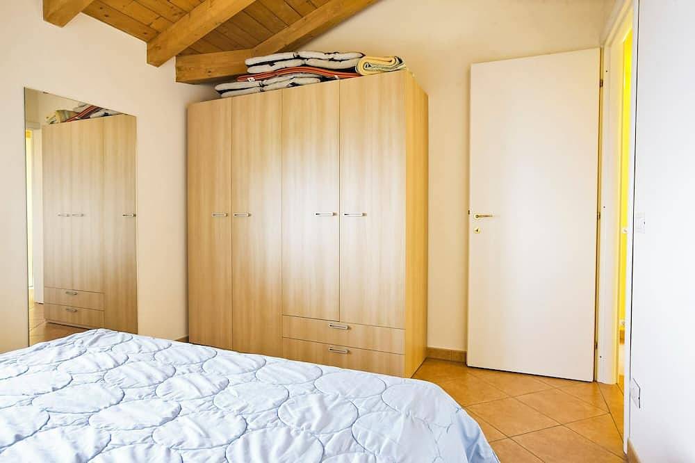 Detached 3-room house in Ticino rustic style with dream lake view in Viggiona, Trarego Viggiona
