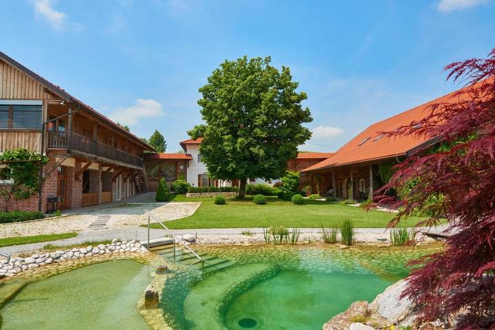 Ferienwohnung für 2 Personen, mit Sauna und Pool sowie Garten und Ausblick