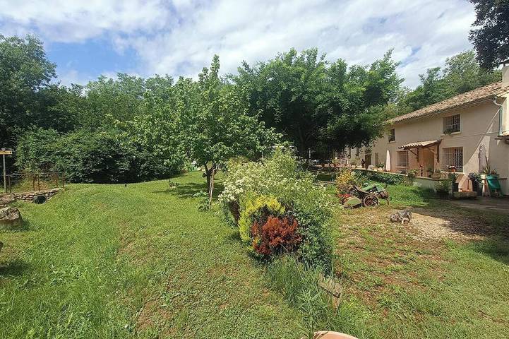Gîte pour 2 personnes, avec Jacuzzi ainsi que Terrasse et Jardin à Saint-Just-d'Ardèche