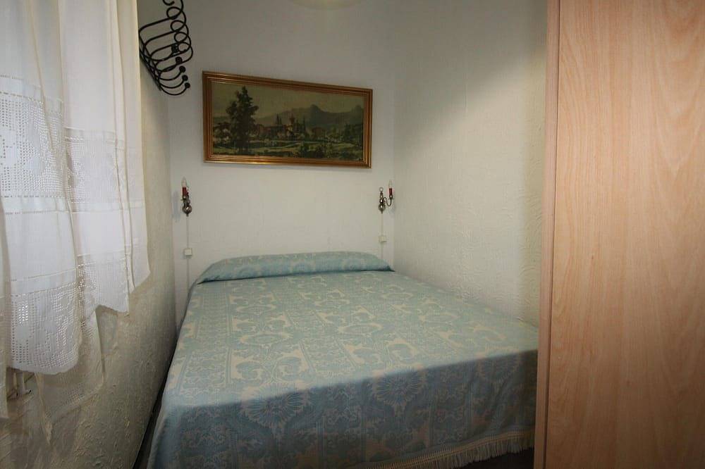 Entire apartment, Grifeu 6 - Apartamento situado muy cerca de la playa de Cap Ras, para 6 personas in Platja Grifeu, Upper Empordà