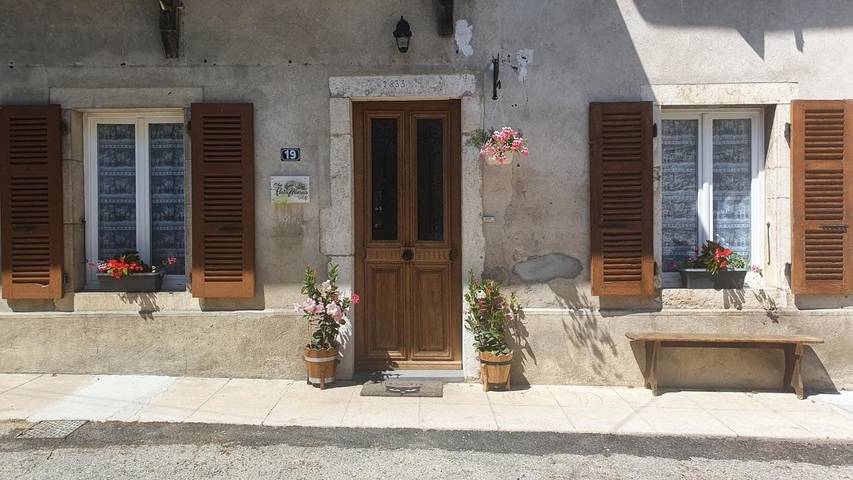 Location de vacances pour 5 personnes, avec vue et jardin, animaux acceptés à Ceyzérieu - 4