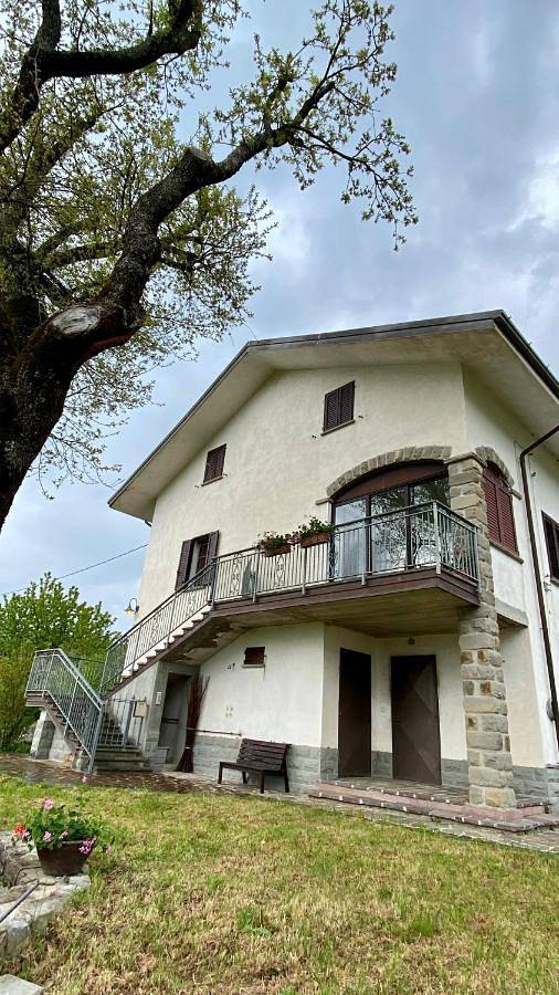 Casa vacanza per 4 persone, con giardino e terrazza nonché panorama, adatto a famiglie con bambini in Castiglione dei Pepoli