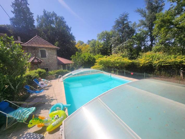 Location de vacances pour 6 personnes, avec terrasse ainsi que jardin et piscine, animaux acceptés à Causse-et-Diège