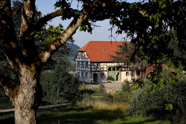 Ferienwohnung für 8 Personen, mit Balkon und Terrasse sowie Garten und Seeblick in Stockach