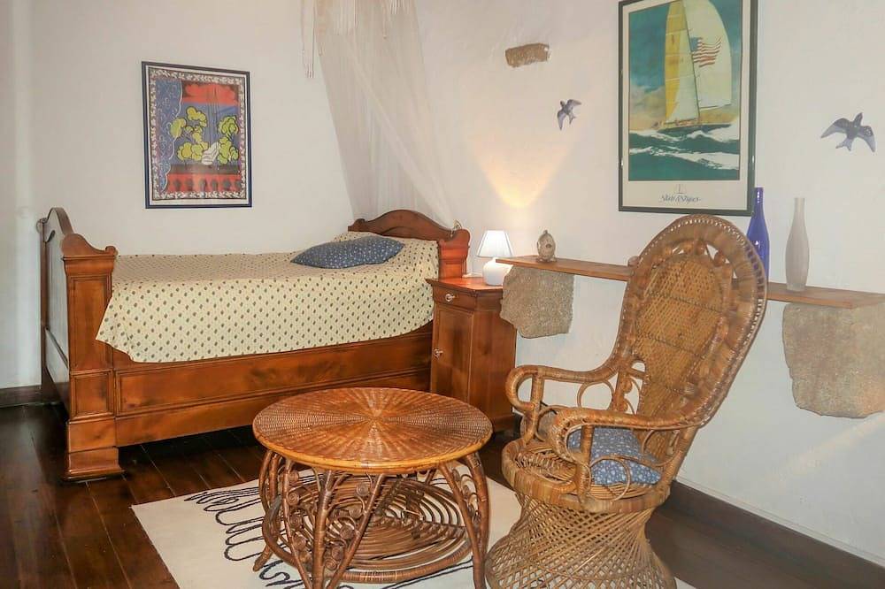 Cosy apartment in villa for 4 guests with terrace, pets allowed and parking in Pont-l'Abbé, Quimper region