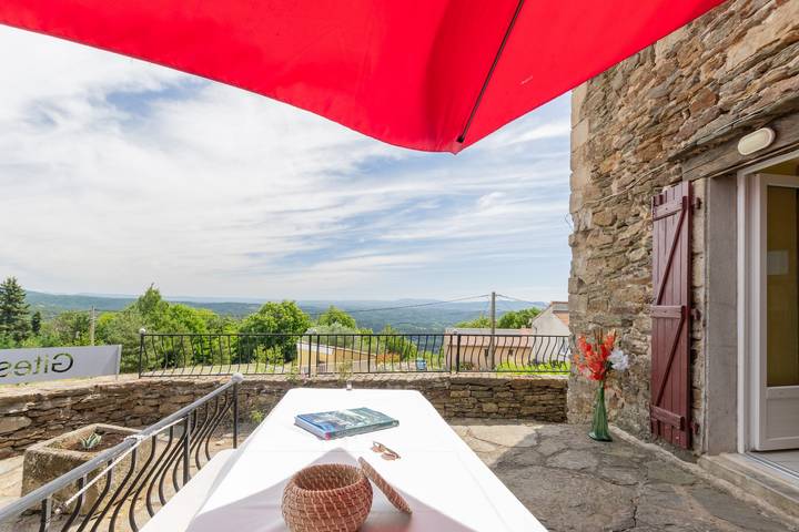 Feriehus for 6 personer, med hage i Ardèche