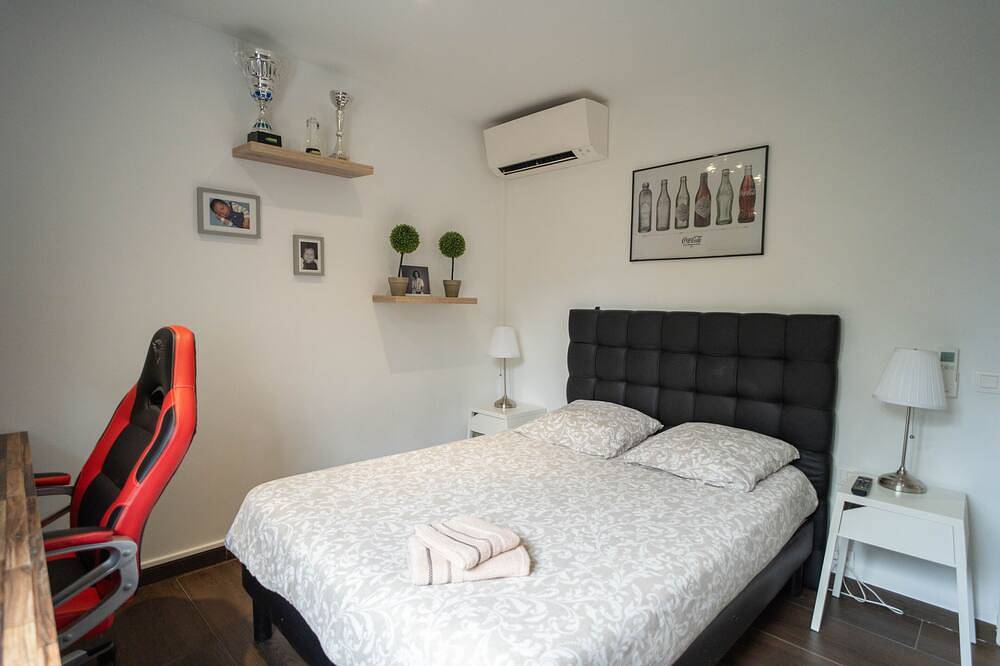 Contemporary villa close to the beach with heated pool in a residential area in Saint-Raphaël, Mittelmeerküste (Frankreich)