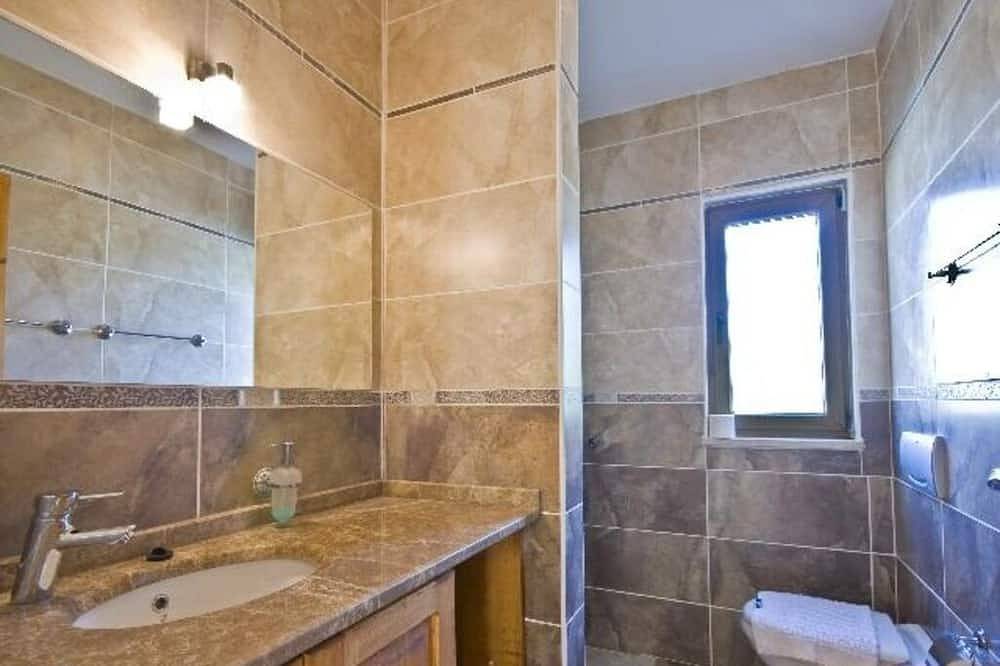 Beautiful 4-bedroom villa with Ac in tranquil İzmir in Alacati, Turkse Egeïsche Zee