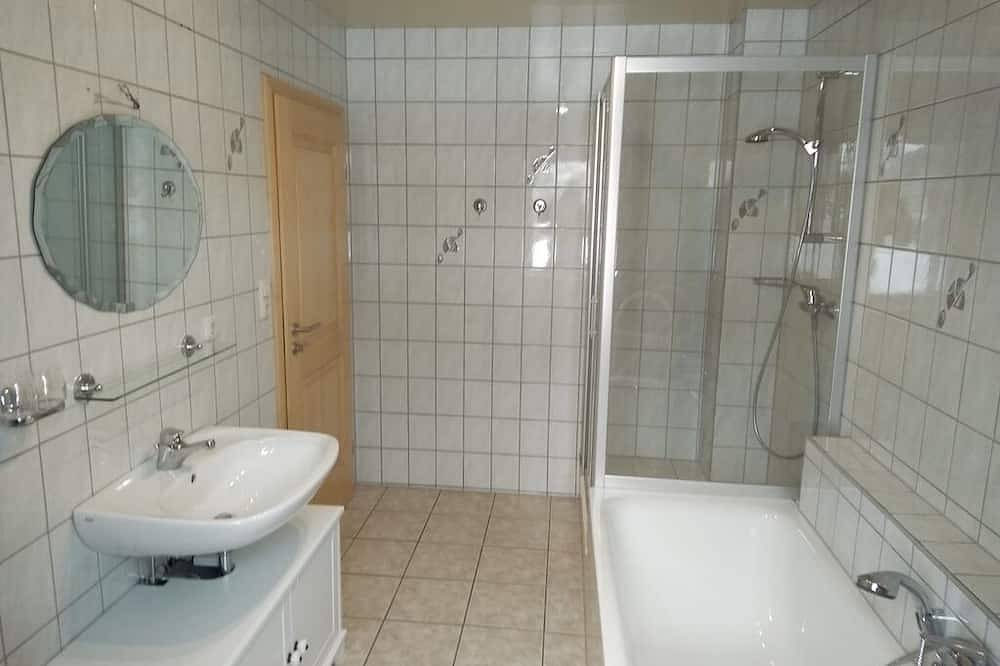 Ganze Wohnung, Ferienwohnung- 2 Personen, 80qm, 1 Schlafzimmer, Balkon,  Wlan in Schleching, Bayerische Alpen