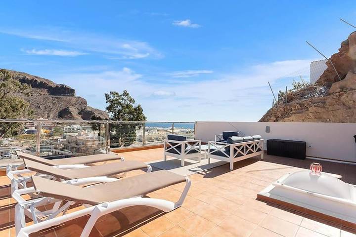 Ferienwohnung für 4 Personen, mit Balkon und Whirlpool sowie Terrasse und Ausblick