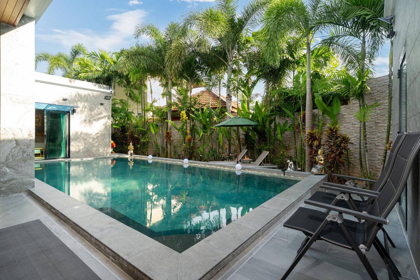 Noi's Villa - tropical oasis with pool and maid in Kamala